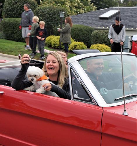 Candy toss at the Williams Bay High School 2022 homecoming parade