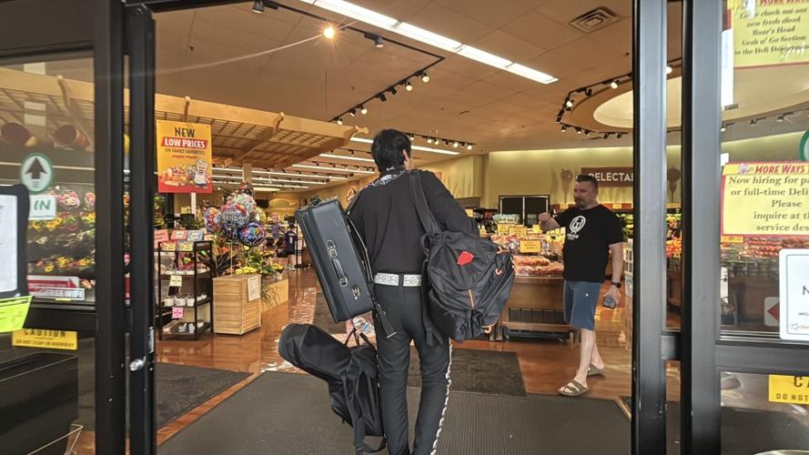 Live music at the Waunakee Piggly Wiggly 3