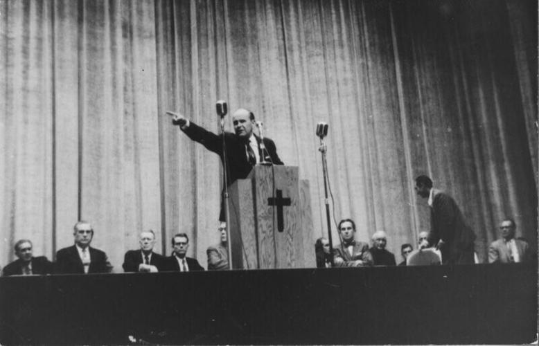 Branham preaching in Tulsa