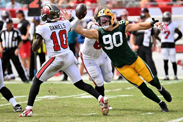 FOOTBALL-NFL-TB-GB/