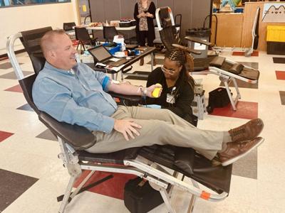 Mayor Bogdala gives blood
