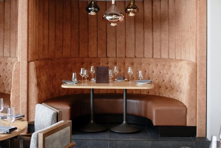 Il Cervo curved booth