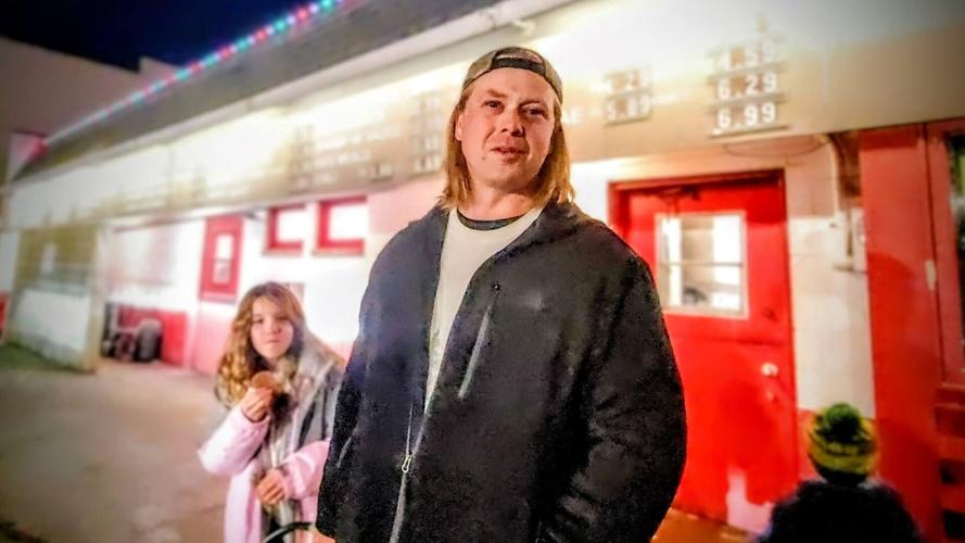 SPOT CHRISTMAS TREE LIGHTING - Tyler Jake