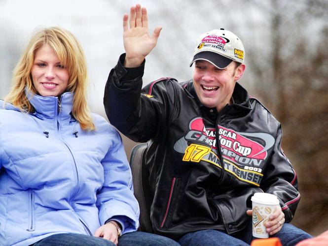 KENSETH WAVE TO CROWD