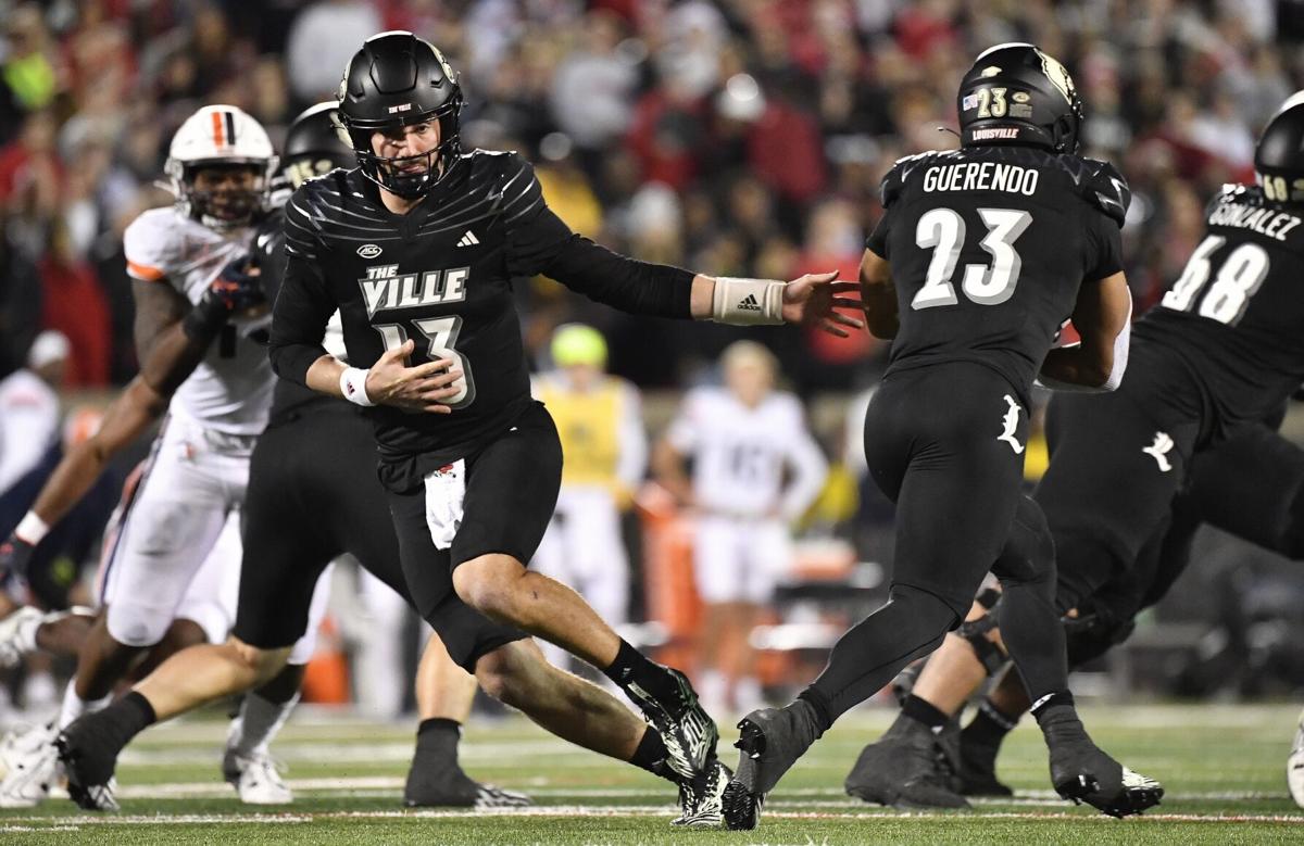 Street fight between the whistles Louisville Cardinals football