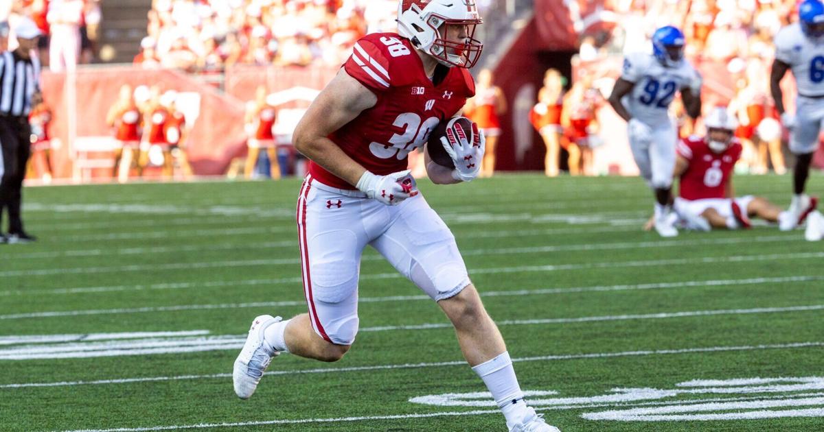 Wisconsin Badgers tight end Tucker Ashcraft (38) runs 12 yds to the BUFF 29 for a 1ST down during the second quarter of the game against Buffalo on Saturday September 2, 2023 at Camp Randall Stadium in Madison, Wis.© Jovanny Hernandez / Milwaukee Journal Sentinel / USA TODAY NETWORK (Luke Fickell)