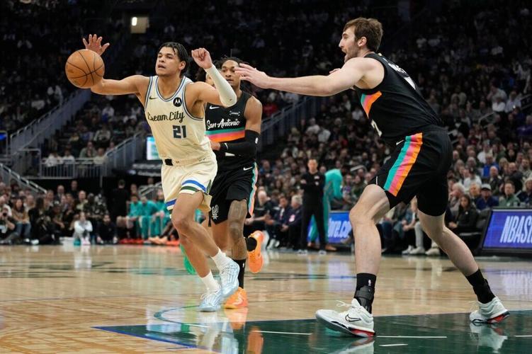 Spurs Bucks Basketball