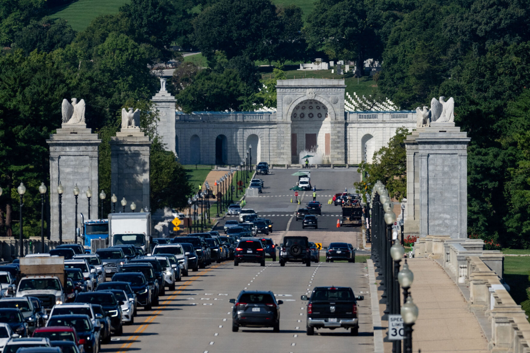 Trump plans to use Washington arch as military complex