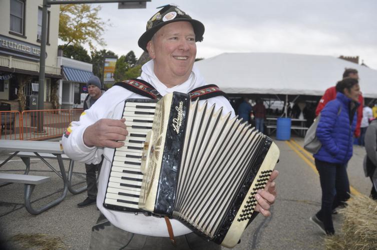 Fred Isaak accordion player Oktoberfest