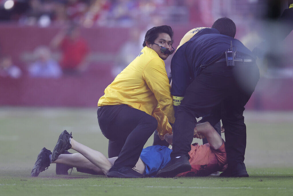 Rams LB Bobby Wagner flattens protester who got on the field