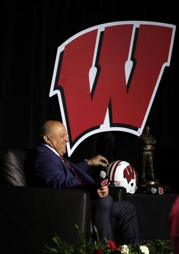 uw football cover image 4-6