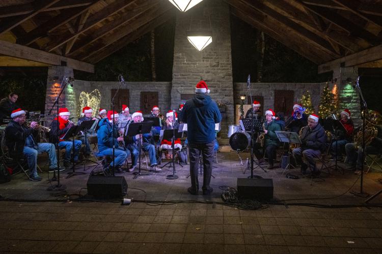 Locals soak in holiday spirit at Lake Oswego Tree Lighting Festival