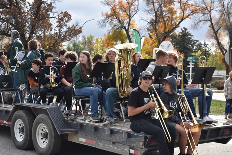 Joliet brings beach to the streets in annual parade, crowns