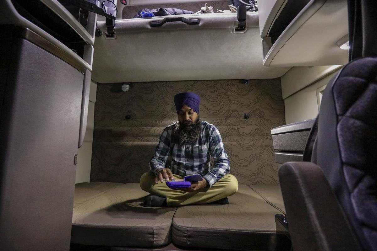 Sikh Drivers Are Transforming Us Trucking Religion