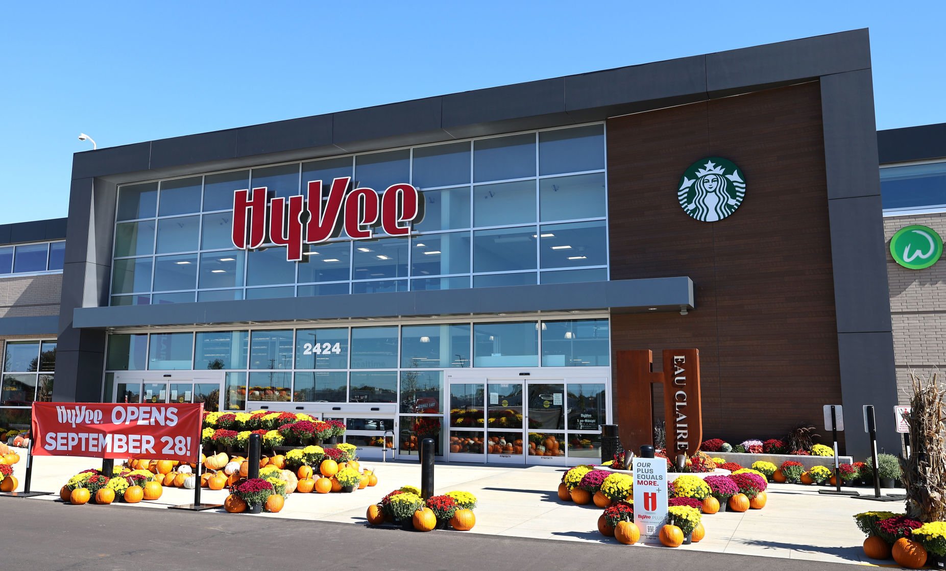 New Hy Vee Store Features Food Hall Clothing Line Nail Salon Other   61525b40deadb.image 