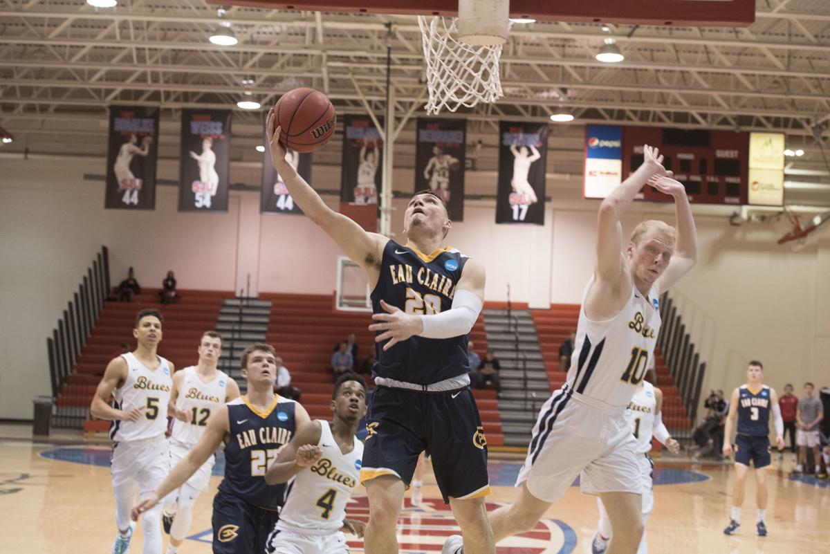 Men S College Basketball Blugolds Defense Rises To Occasion In
