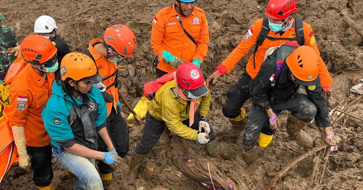 Tim penyelamat menemukan lebih banyak mayat dari tanah longsor di Indonesia, dengan 72 orang masih hilang