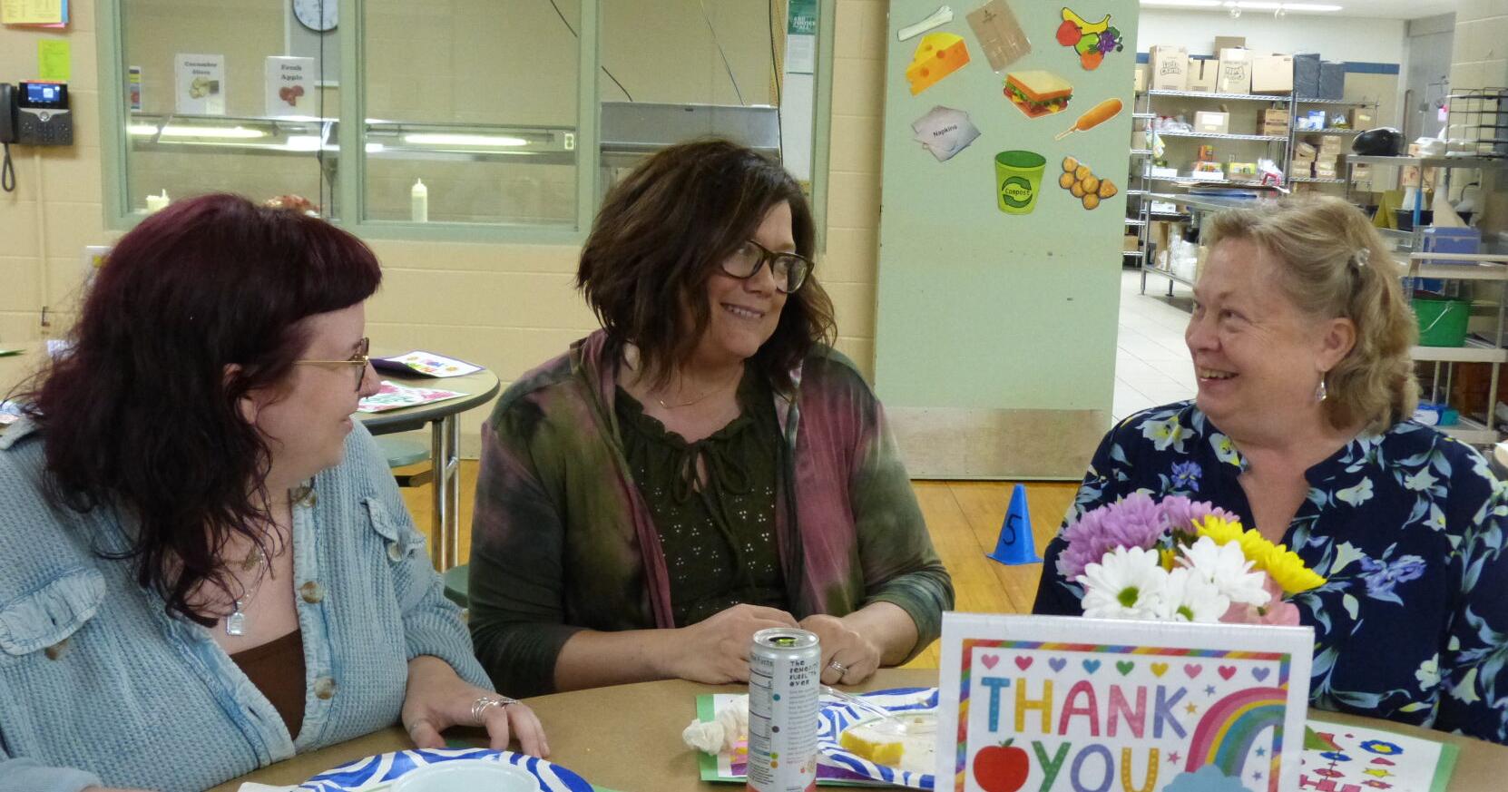 Flynn Elementary shares lunch with community volunteers to say 'thank you' - Vimarsana News