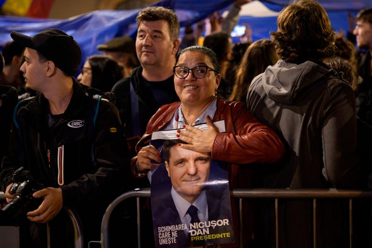 AP PHOTOS: Pro EU centrist wins Romania s tense presidential race over
