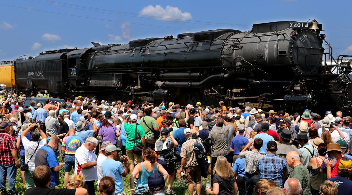 World's biggest operating steam draws crowd in Altoona