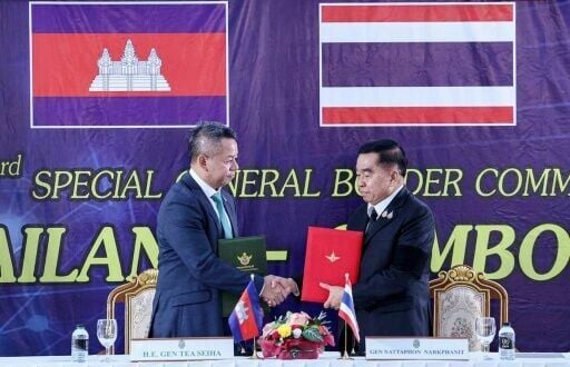 Cambodian Defence Minister Tea Seiha (L) and his Thai counterpart Nattaphon Narkphanit sign a joint declaration following days of border talks