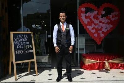 Carlos Lopez waited on a younger Robert Prevost at the El Trebol restaurant years before he became pope