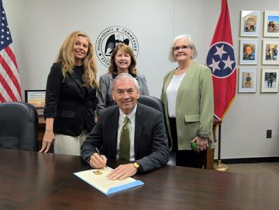 Mayor Hutto signs proclamation