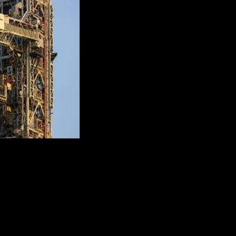 Florida tourists gather to 'witness history' ahead of Moon launch