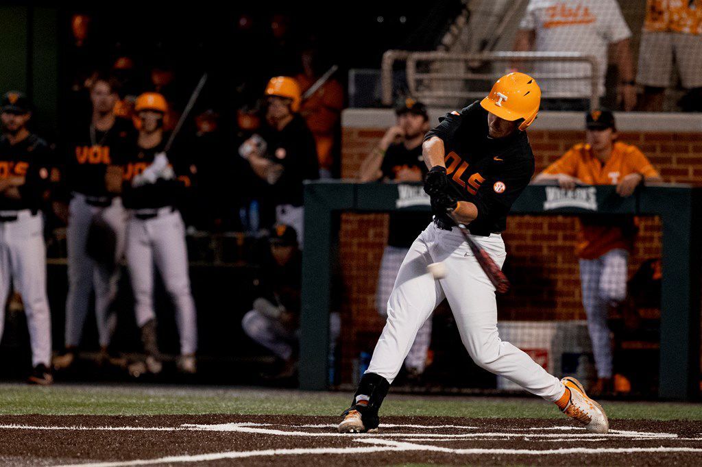 Vols use big 9th inning rally to advance to Super Regionals 9-6