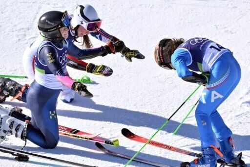 Joint silver medallists Norway's Thea Louise Stjernesund (C) and Sweden's Sara Hector (L) pay tribute to Milan-Cortina giant slalom champion Federica Brignone