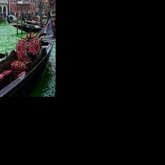 Climate activists dye Venice's Grand Canal green