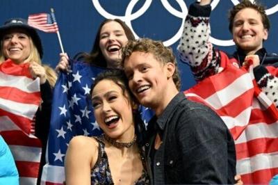 Husband-and-wife ice dancers Madison Chock and Evan Bates got defending champions the United States off to a perfect start in the Olympic figure skating team event