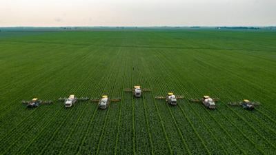multiple-sprayers-working-in-cornfield.jpg