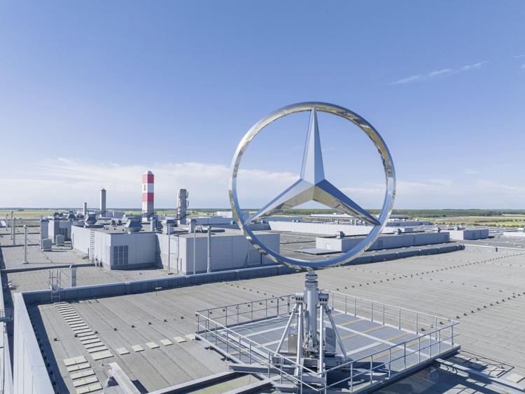 Mercedes seat logos + CA sunshine = burns, lawsuit claims