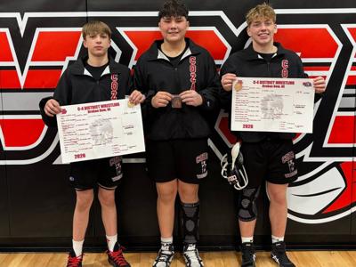 3 Cozad wrestlers punch tickets to state