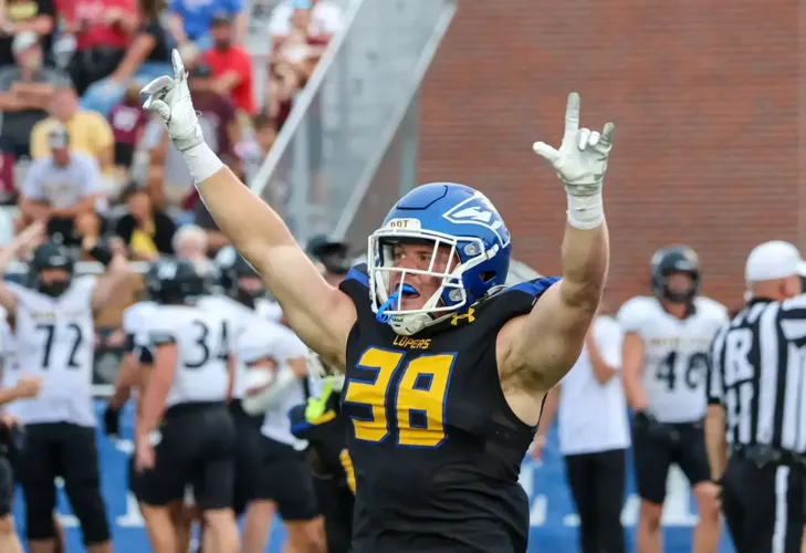 Lopers Fall to Wayne as Time Expires, 21-20