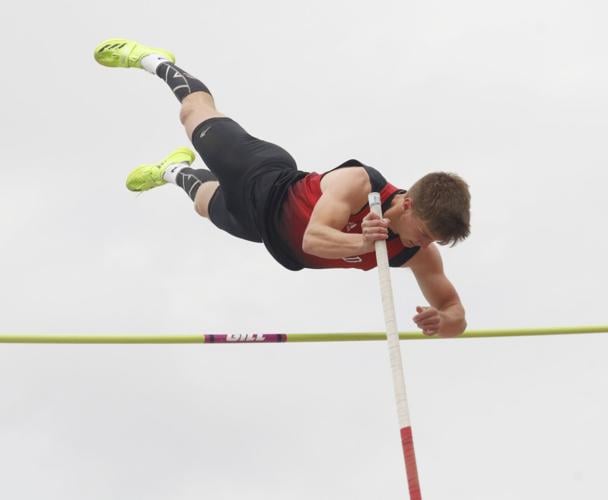 Braiton Snider pole vault