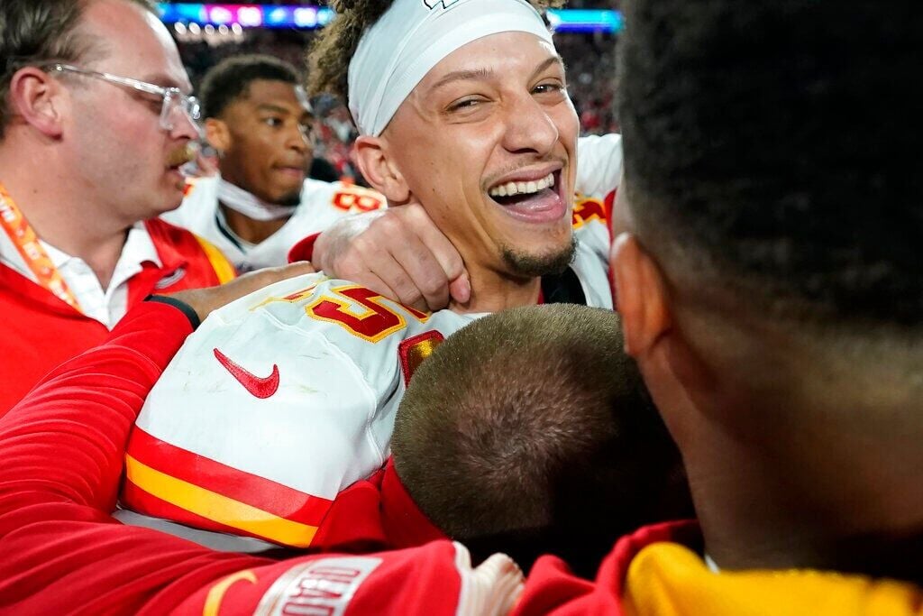 Watch Travis Kelce go ballistic on Chiefs sideline after Patrick Mahomes INT