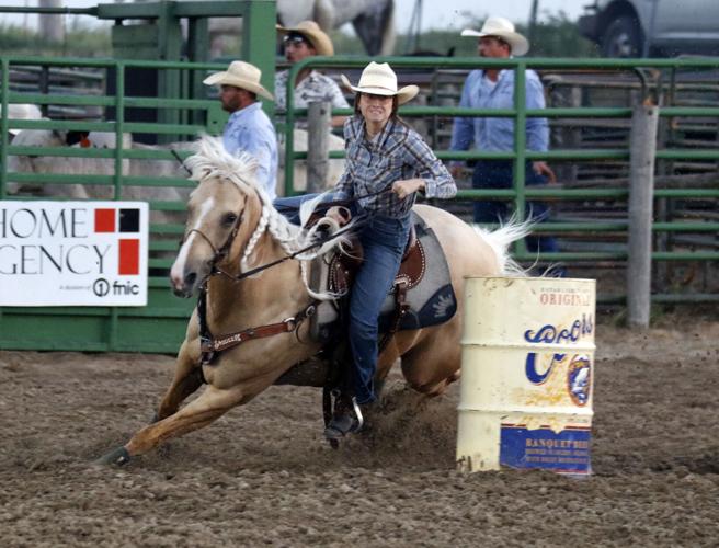 Jayce Wooters barrel racing