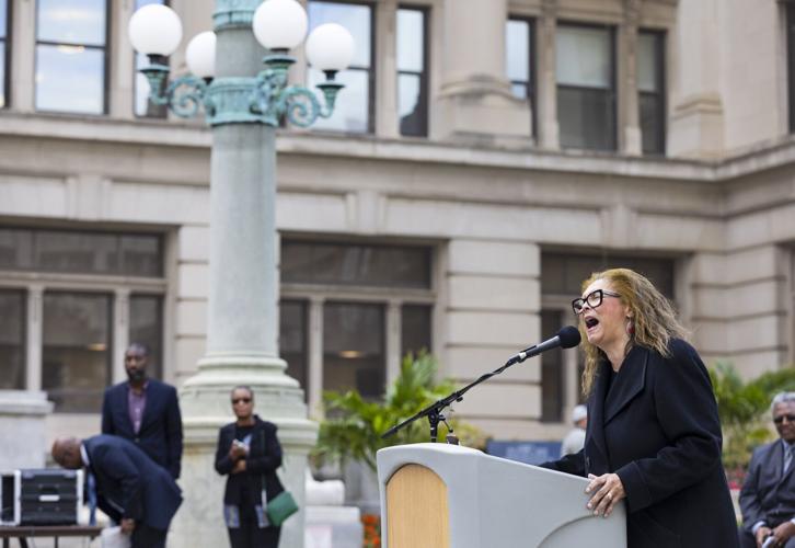 100822-owh-new-marker-em08