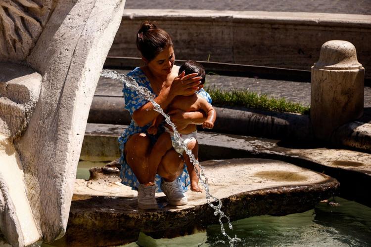 Crowds seek relief as heatwave grips Italy
