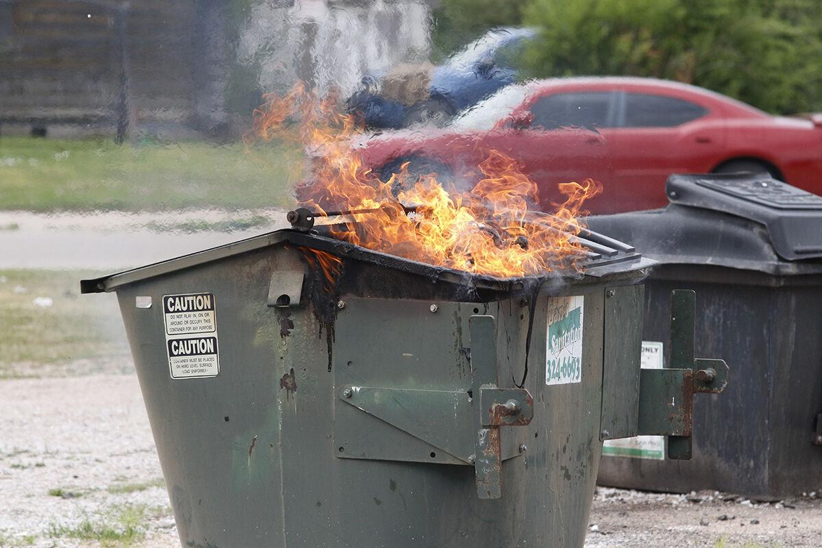 Lvfd S New Grass Rig Gets Outing For A Dumpster Fire Behind The Taqueria El Paisa Restaurant Latest Headlines Lexch Com