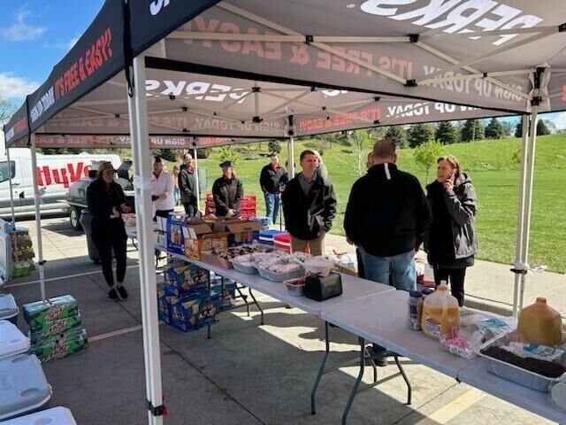 3757.jpeg, hyvee serving food