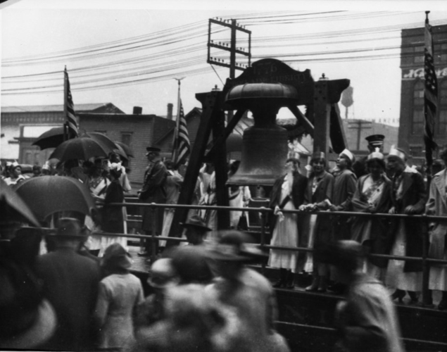 Liberty Bell crowds in Omaha 1915