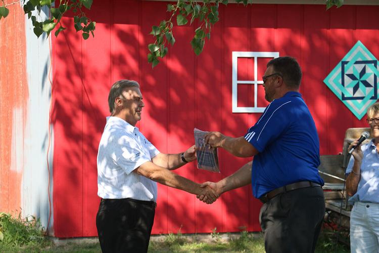 Bruce Clymer accepts GIC award