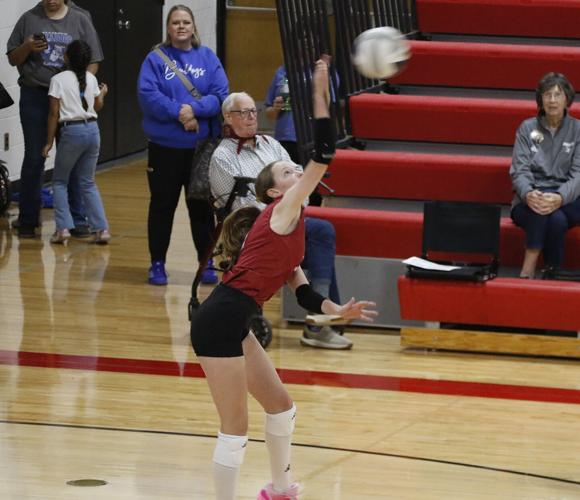 Lauren Mroczek serve