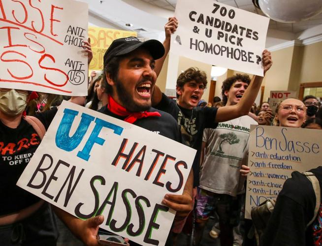US-NEWS-UF-STUDENT-PROTESTERS-LOUDLY-GREET-1-PT.jpg