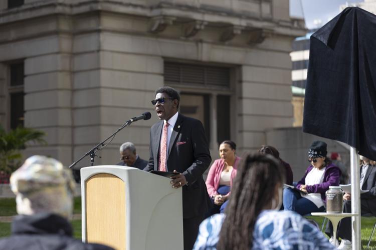 100822-owh-new-marker-em07