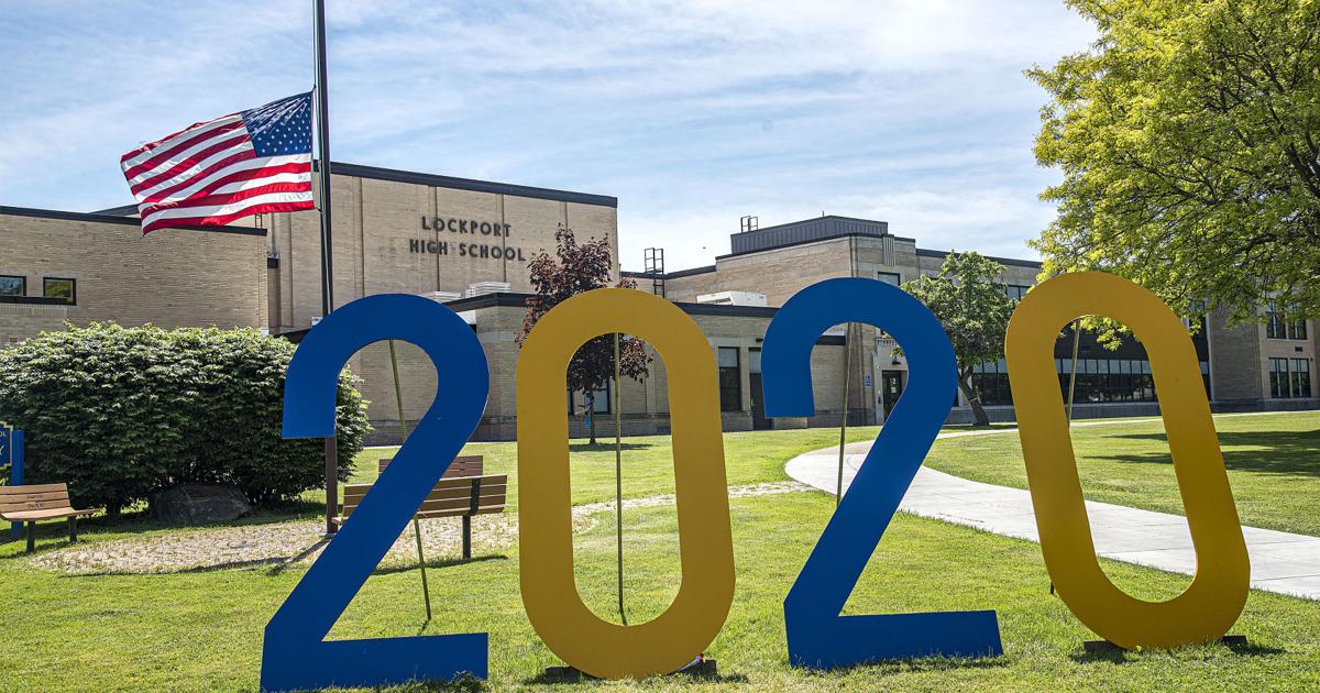 Lockview High School Grad Sign A welcome sign for Lockport High School graduates | Local News ...