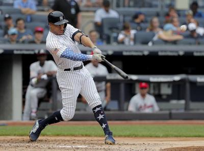 Stanton, Yankees win 10th straight, cool off Braves 5-1